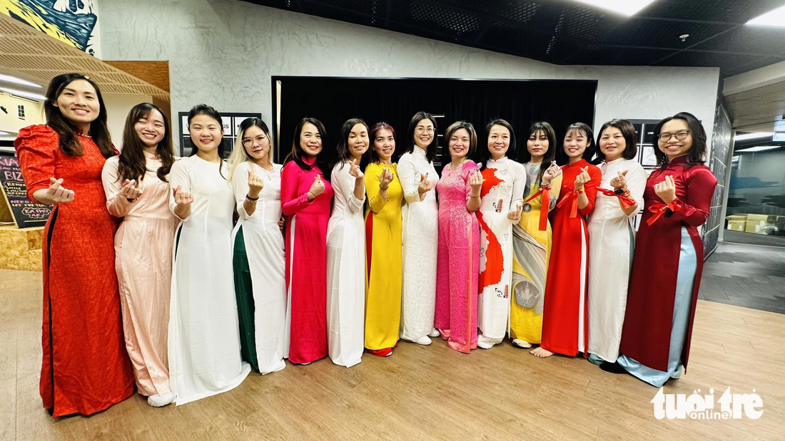 14 phụ nữ Việt ở Auckland đã tập luyện hai tháng để biểu diễn phục vụ khán giả - Ảnh: TRUNG NGHĨA