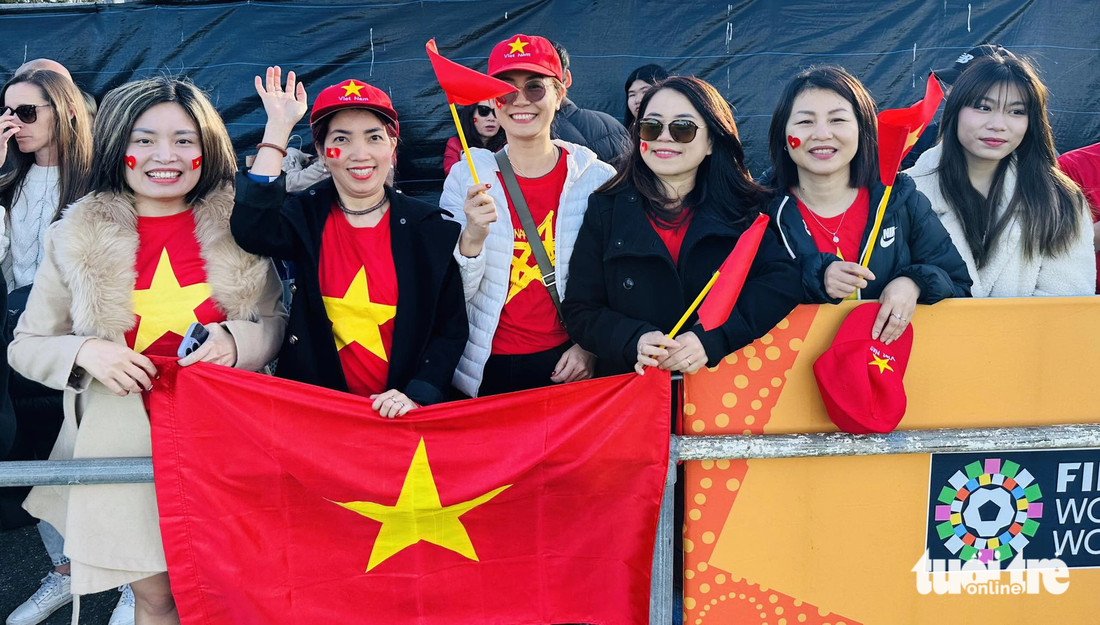 Kiều bào Việt Nam cho biết họ đều đã có vé vào sân cổ vũ cho Huỳnh Như và đồng đội - Ảnh: TRUNG NGHĨA