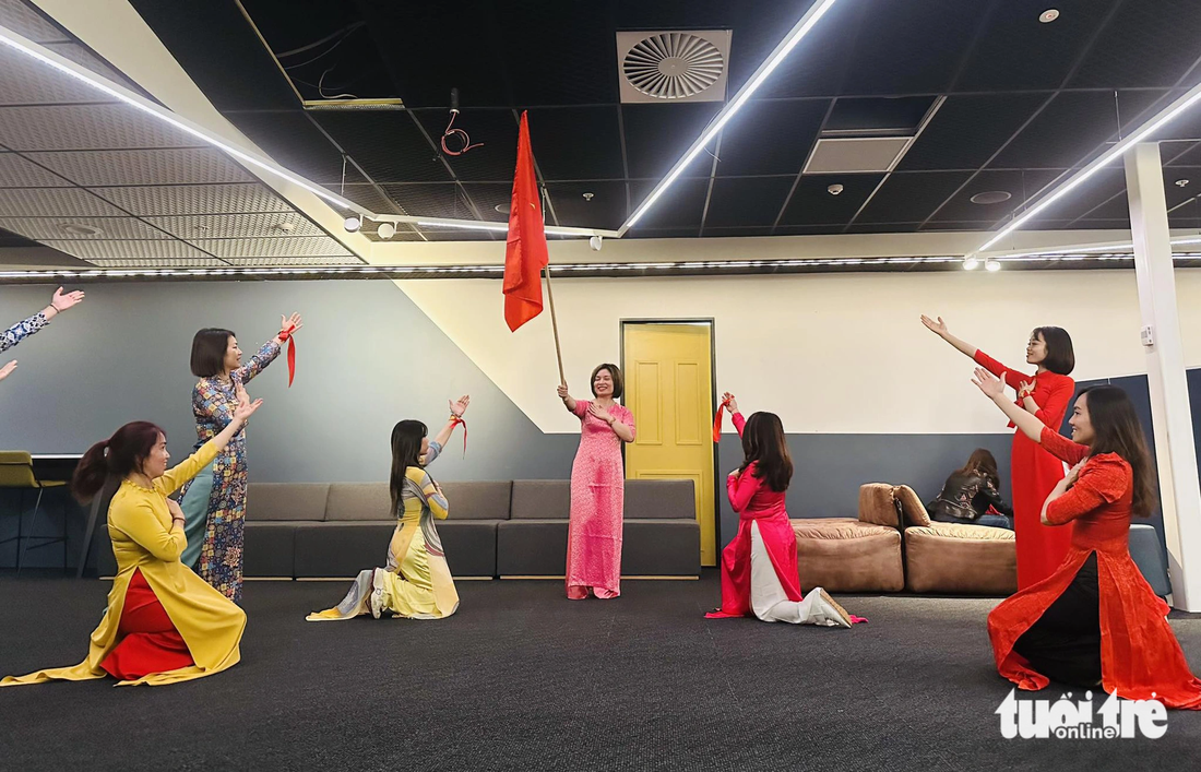 Các phụ nữ Việt ở Auckland hào hứng chào đón World Cup nữ khởi tranh từ ngày 20-7 - Ảnh: TRUNG NGHĨA
