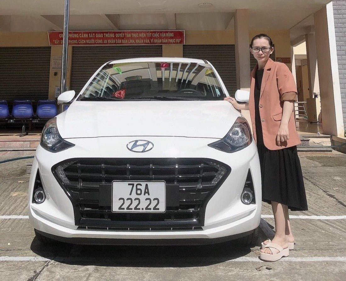 Chị Ry ở Quảng Ngãi bên chiếc Hyundai i10 biển ngũ quý 2 - Ảnh: L.Đ.