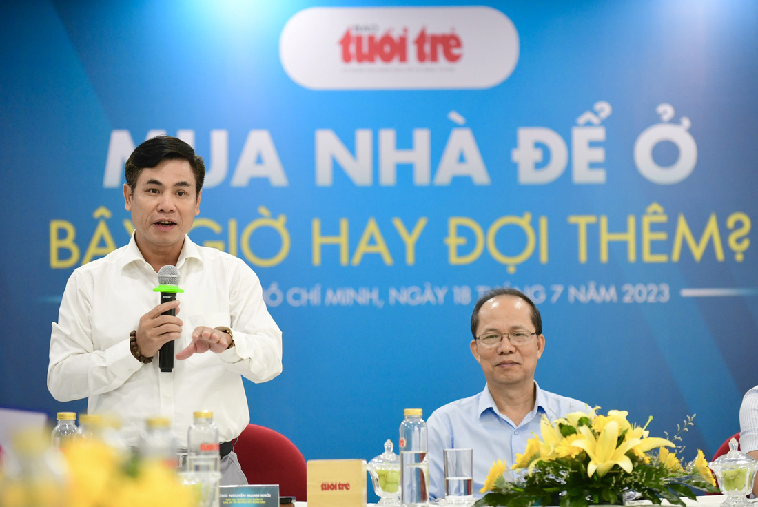 Ông Nguyễn Mạnh Khởi (trái) - phó cục trưởng Cục Quản lý nhà và Thị trường bất động sản (Bộ Xây dựng) - Ảnh: Q.Đ.