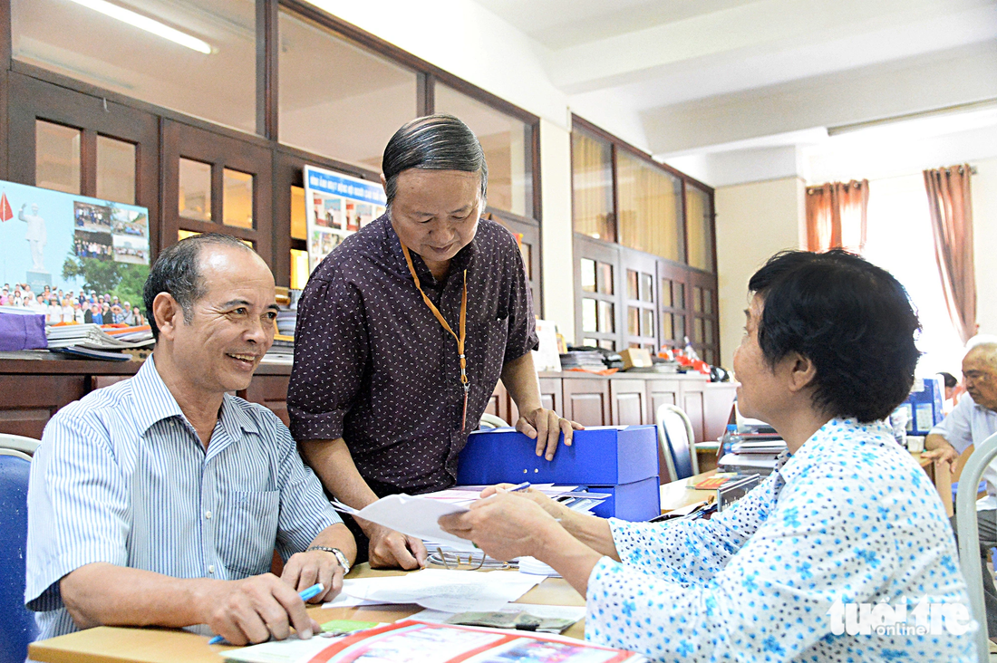 Các cô chú nghỉ hưu sinh hoạt hội người cao tuổi ở phường Bến Nghé, quận 1, TP.HCM - Ảnh: TỰ TRUNG