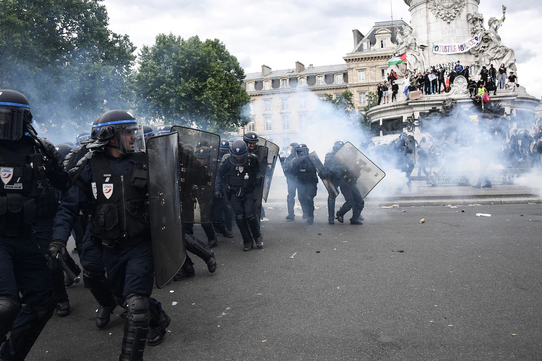 Cảnh sát Pháp đụng độ với những người biểu tình chống nạn phân biệt chủng tộc Black Lives Matter hồi tháng 6-2020 - Ảnh: AFP