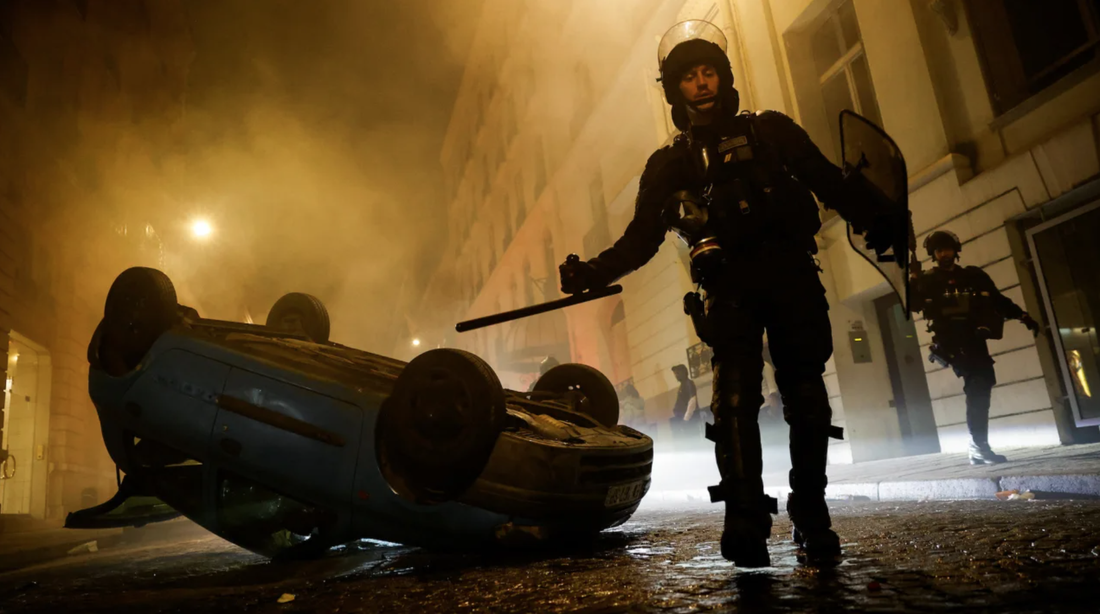 Cảnh sát chống bạo động ở Paris, Pháp - Ảnh: CNN