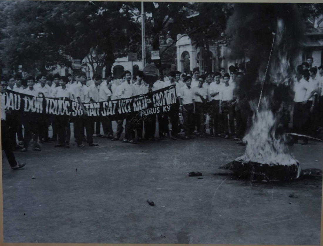 Học sinh Trường Pétrus Ký biểu tình lên án chính quyền Việt Nam Cộng hòa đồng lõa với chính quyền Lonnol tàn sát Việt kiều tại Campuchia năm 1970