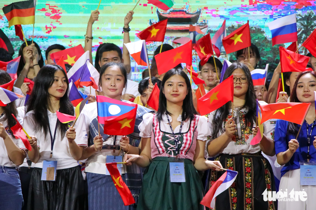 Các bạn trẻ người Việt Nam ở nước ngoài trong lễ khai mạc Trại hè Việt Nam 2023 - Ảnh: DUY LINH