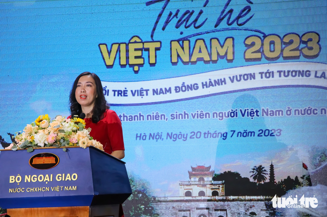 Thứ trưởng Bộ Ngoại giao Lê Thị Thu Hằng gửi gắm các kỳ vọng đến những bạn trẻ tham gia Trại hè Việt Nam 2023 tại lễ khai mạc - Ảnh: DUY LINH