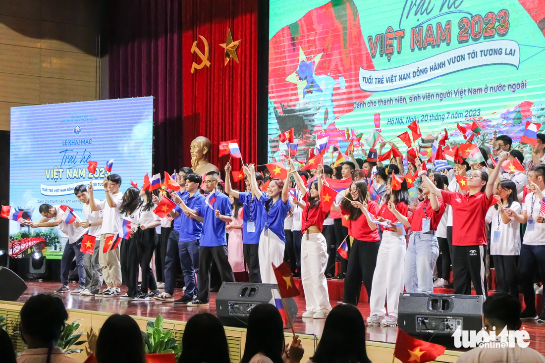 Các đoàn thanh niên Việt Nam tại các nước tự hào vẫy cờ Việt Nam và quê hương thứ hai tại lễ khai mạc - Ảnh: DUY LINH