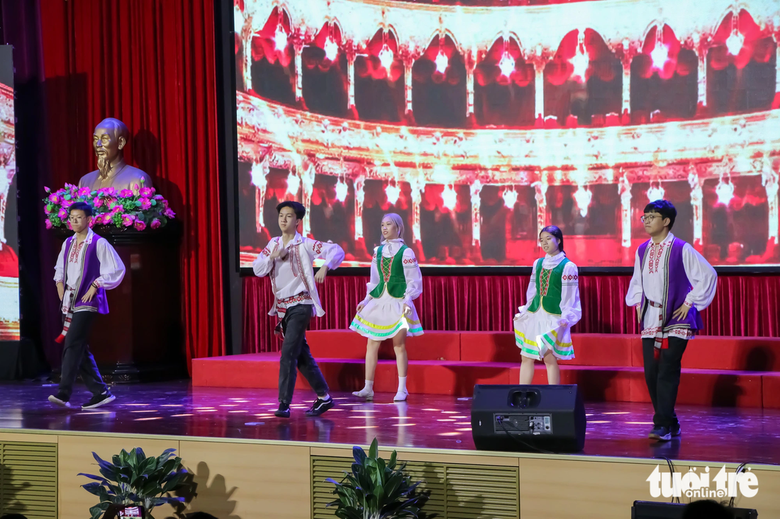 Mặc dù có rất ít thời gian để chuẩn bị, một số đoàn vẫn kịp dàn dựng tiết mục văn nghệ và khiến hội trường diễn ra lễ khai mạc trở nên sôi động. Trong ảnh: Tiết mục nhảy hiện đại của các bạn trẻ Việt Nam đến từ Belarus - Ảnh: DUY LINH