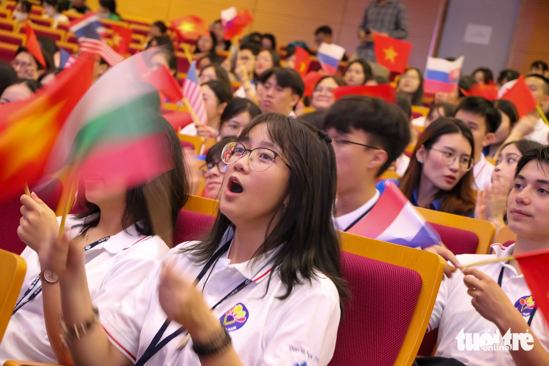 Các trại sinh, đoàn viên thanh niên Đại học Quốc gia và Học viện Ngoại giao Việt Nam bùng nổ với các màn trình diễn trên sân khấu - Ảnh: DUY LINH 
