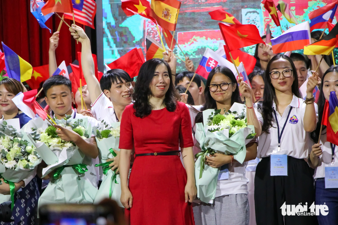 Thứ trưởng Bộ Ngoại giao Lê Thị Thu Hằng tặng hoa cho đại diện các đoàn tham gia Trại hè Việt Nam 2023 - Ảnh: DUY LINH