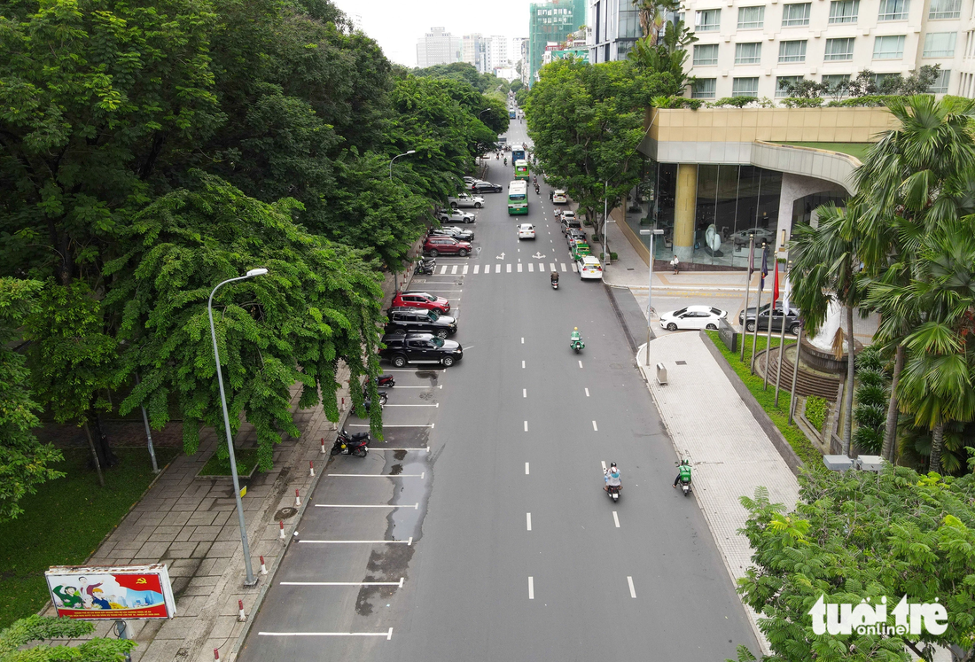 Vị trí thứ hai rộng khoảng 384m2 là lòng đường Lê Lai (đoạn từ đường Phạm Hồng Thái đến đường Nguyễn Thị Nghĩa, quận 1). Hiện tại, nơi này đang tổ chức đậu xe có thu phí. Quy mô nhà xe cao tầng lắp ghép gồm 4 khối ô tô, cao 16m có sức chứa 49 xe dưới 9 chỗ.