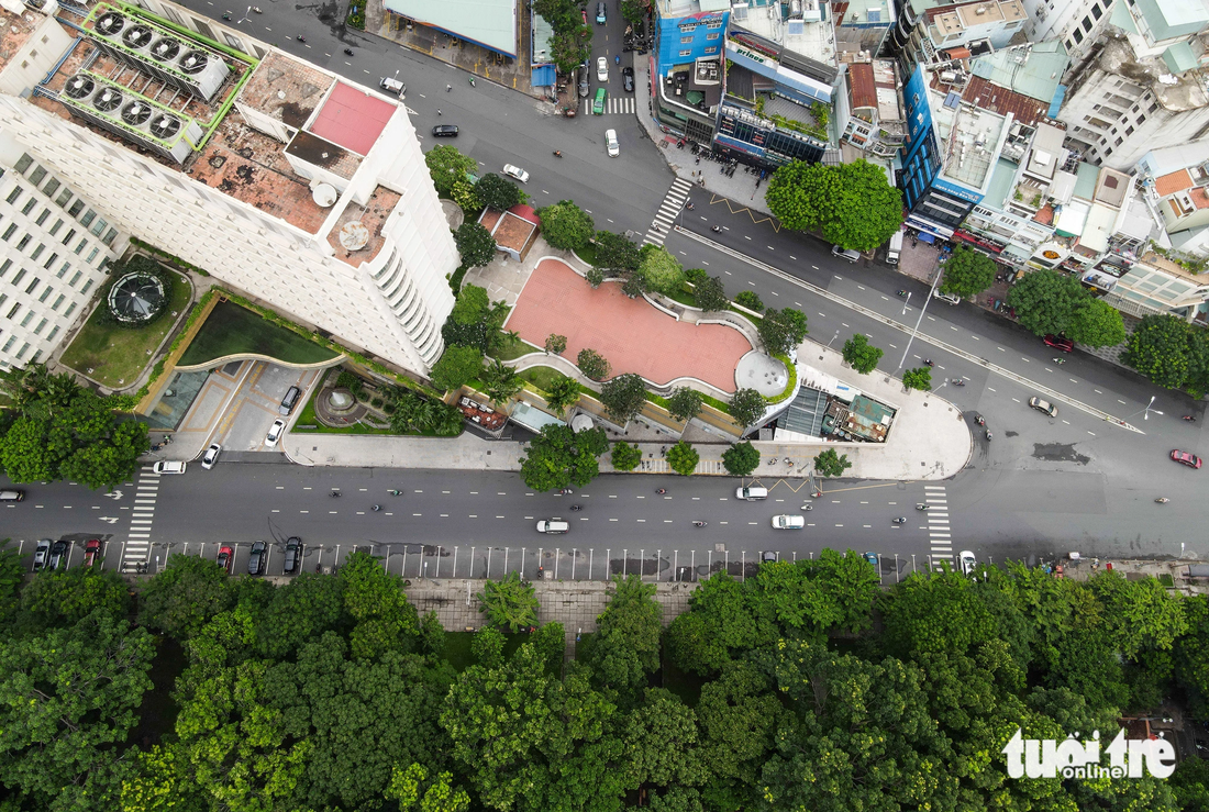 Vị trí này khá thoáng đãng, nằm gần các tuyến đường lớn như Phạm Hồng Thái, Nguyễn Thị Nghĩa, Cách Mạng Tháng Tám, Hàm Nghi và các chợ Bến Thành, ga ngầm metro số 1...