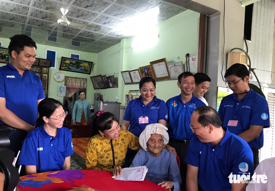 Đoàn công tác của Thành ủy TP.HCM đến thăm Mẹ Việt Nam anh hùng xã Tân Thành B, huyện Tân Hồng, Đồng Tháp.