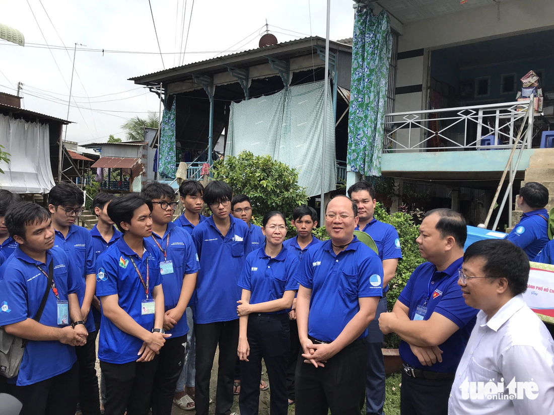 Đoàn công tác thăm hỏi và tâm tình cùng các chiến sĩ sau gần 30 ngày đến Tân Hồng, Đồng Tháp.