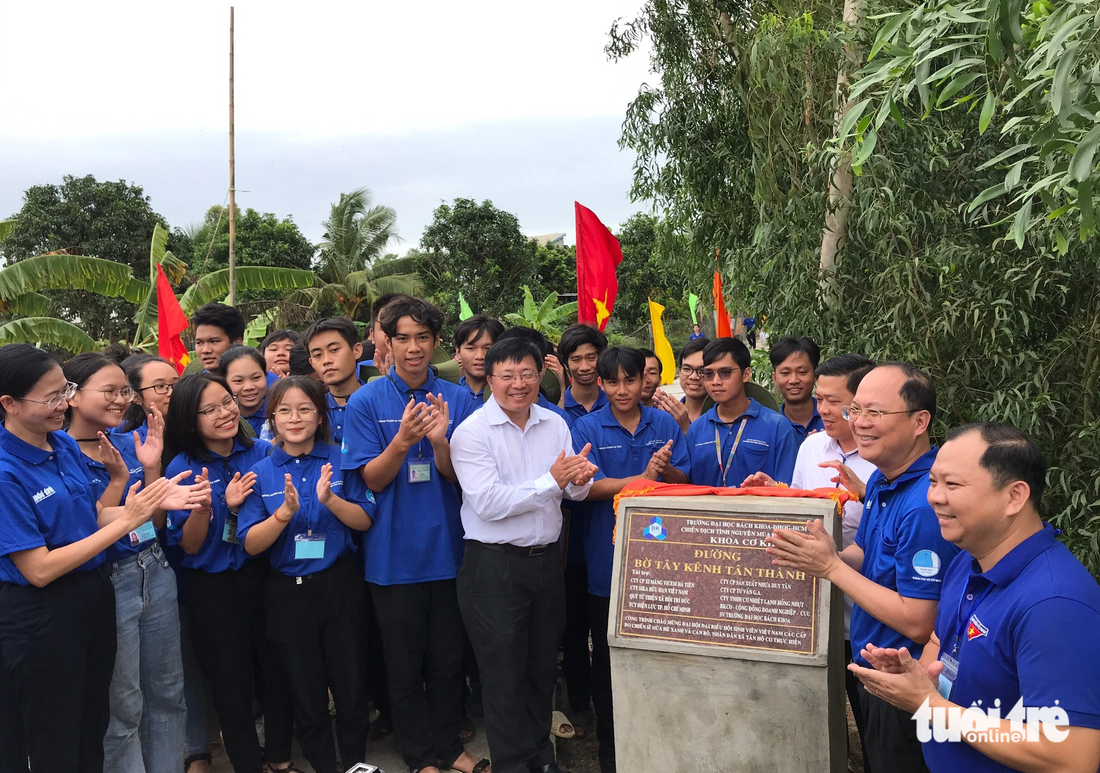 Lãnh đạo Thành ủy TP.HCM, Thành Đoàn TP.HCM, Tỉnh Đoàn Đồng Tháp cùng các chiến sĩ Bách khoa vui mừng ngày khánh thành tuyến đường nông thôn dài hơn 837m, được thực hiện trong 23 ngày.