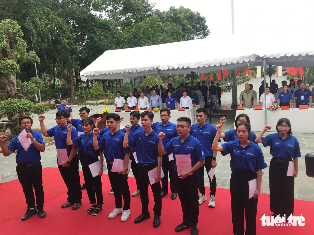 14 đảng viên ưu tú của Trường đại học Bách khoa (Đại học Quốc gia TP.HCM) thuộc đội hình chiến dịch Mùa hè xanh tại huyện Tân Hồng tuyên thệ trong buổi lễ kết nạp.