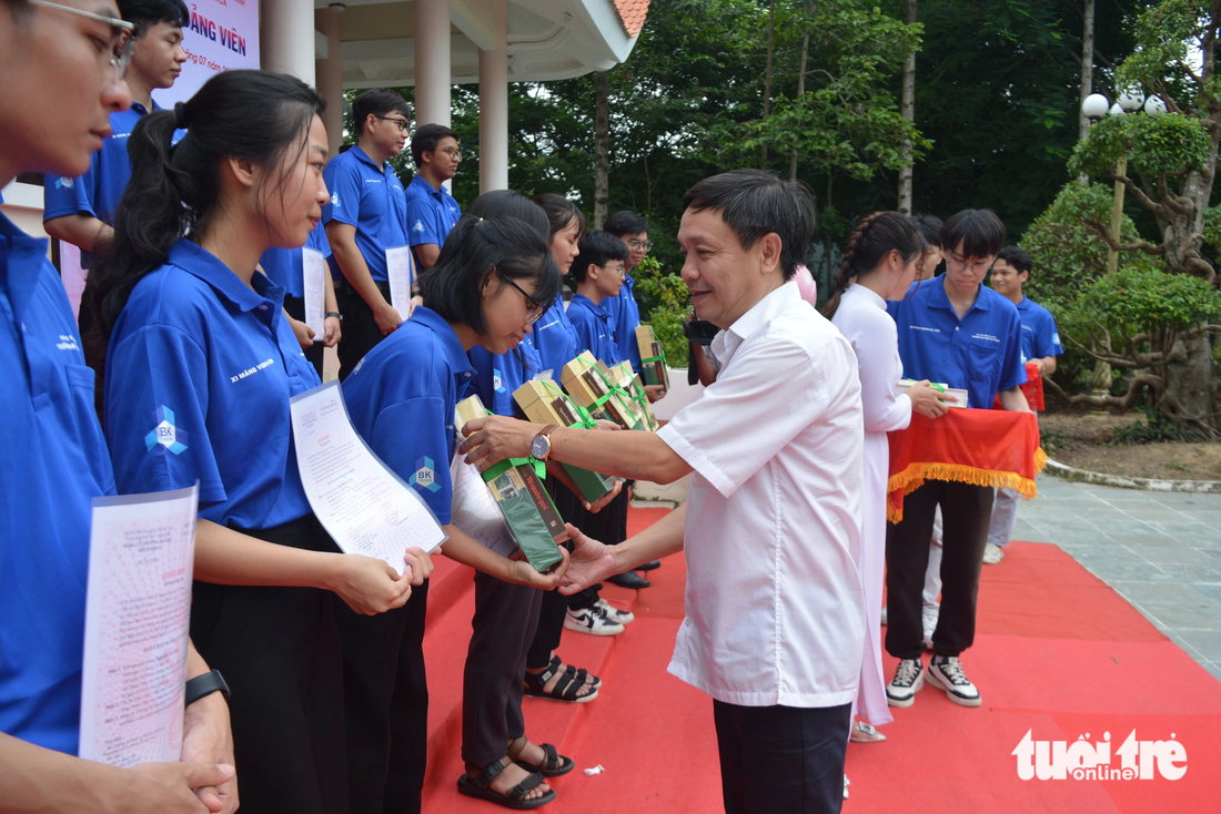 Ông Phan Văn Thắng - phó bí thư Tỉnh ủy Đồng Tháp - tặng quà cho đảng viên mới.