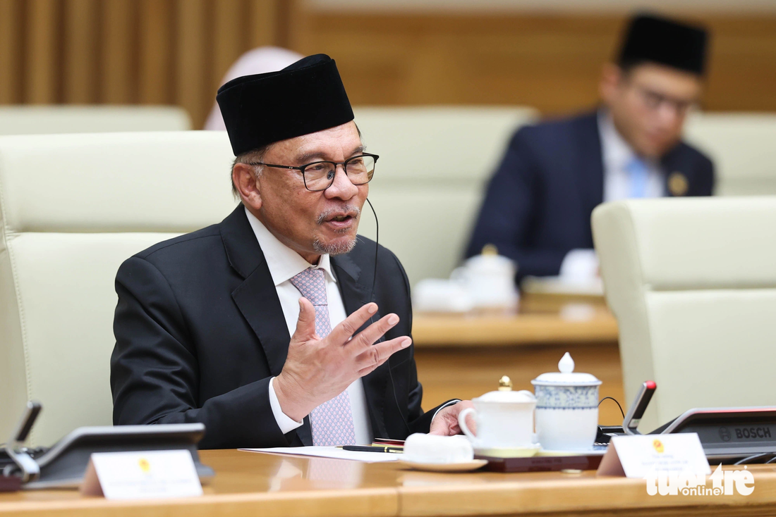 Thủ tướng Malaysia Anwar Ibrahim phát biểu tại hội đàm với Thủ tướng Phạm Minh Chính - Ảnh: NGUYỄN KHÁNH
