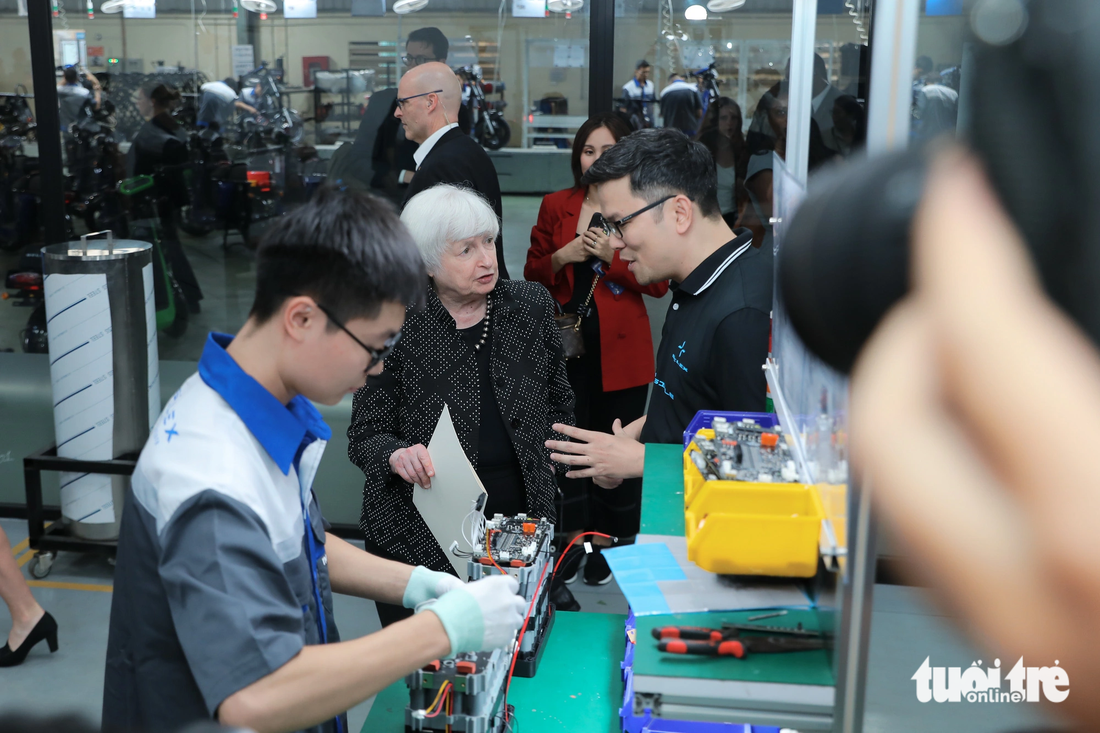 Ông Nguyễn Hữu Phước Nguyên (nhà sáng lập kiêm giám đốc Selex Motors) giới thiệu dây chuyền sản xuất lắp ráp xe máy điện hiện đại tại nhà máy - Ảnh: DANH KHANG