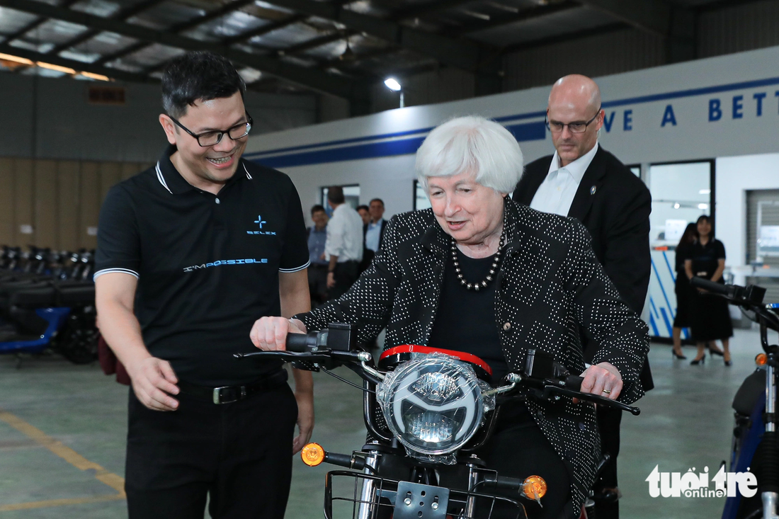 Bộ trưởng Yellen thích thú khi ngồi thử xe máy điện - Ảnh: DANH KHANG