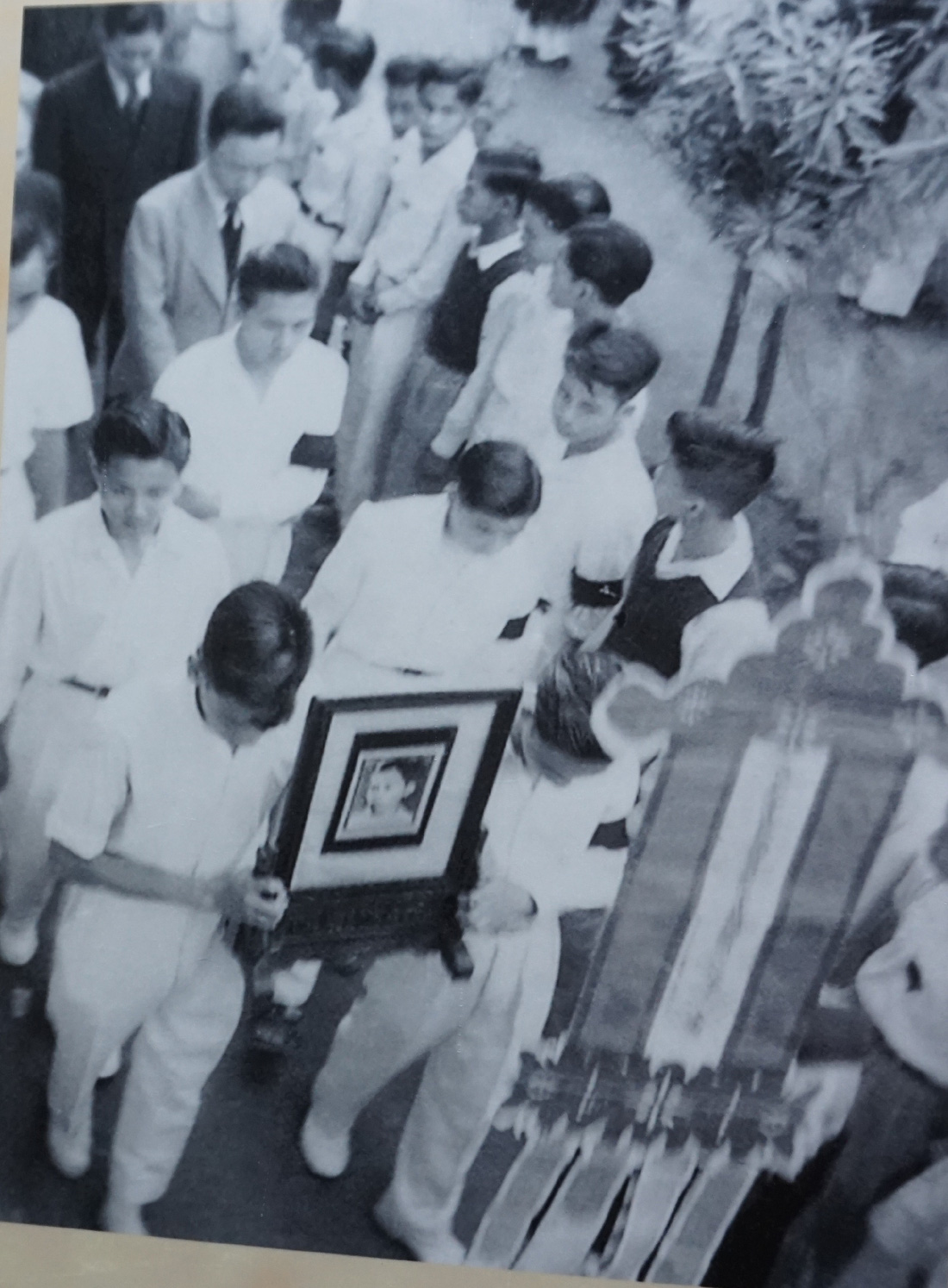 Học sinh rước ảnh anh Trần Văn Ơn trong buổi diễu hành ngày 20-1-1950