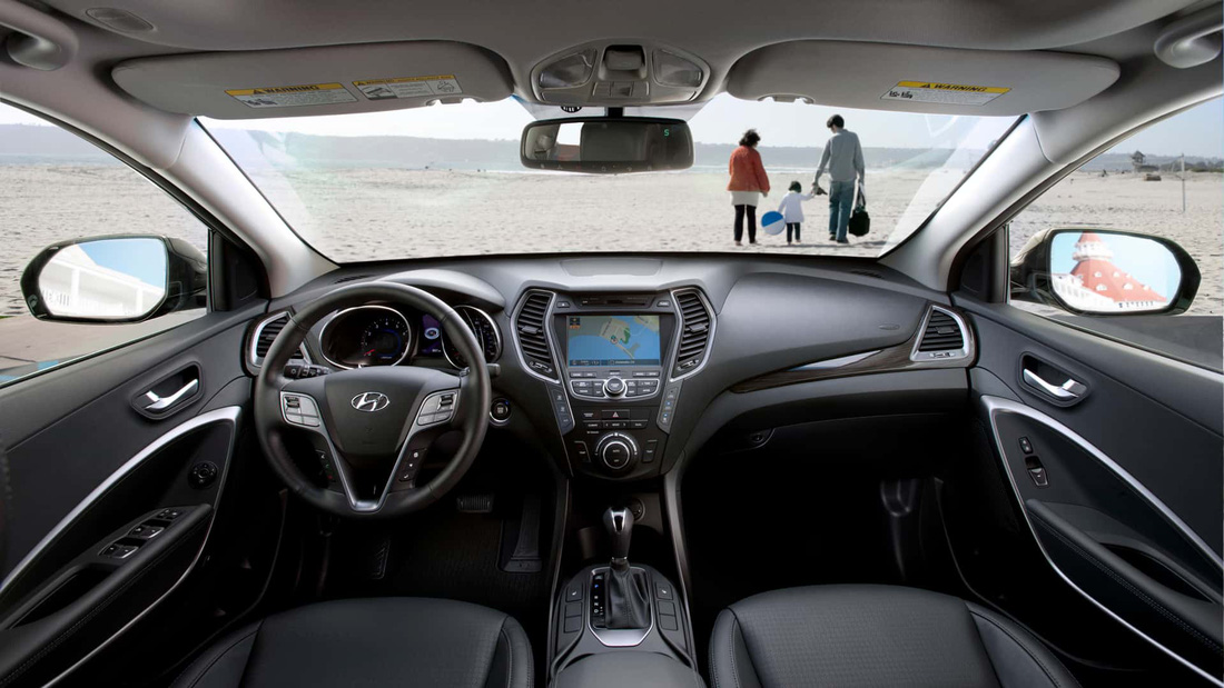 Thế hệ thứ 3 (2012 - 2018): Yếu tố sang trọng một lần nữa được nhấn mạnh khi Hyundai Santa Fe lên đời vào năm 2012. Tuy nhiên, ngoài các tùy chọn đắt tiền mới, thiết kế khu vực này cũng đã được cải tiến hiện đại và hợp thời hơn nhiều với phong cách sắc sảo cùng ốp kim loại bóng loáng - Ảnh: Motor1
