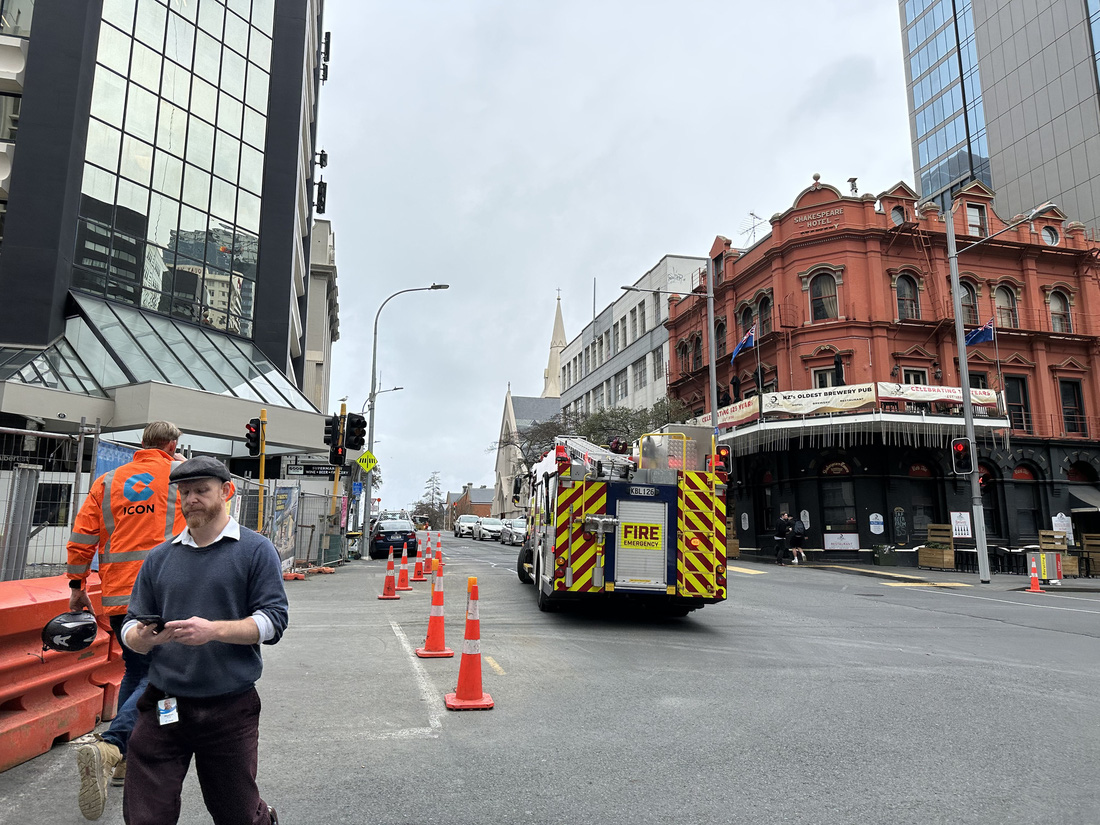 Trung tâm Auckland sáng 20-7, nhiều xe cứu thương, cứu hỏa và trụ chặn đường vì vụ xả súng - Ảnh: TR.N