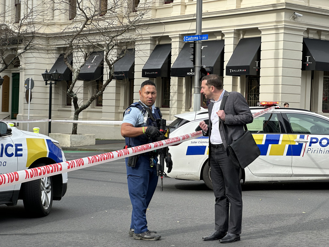 Khu vực phong tỏa tại trung tâm Auckland sáng 20-7 vì vụ xả súng - Ảnh: TR.N