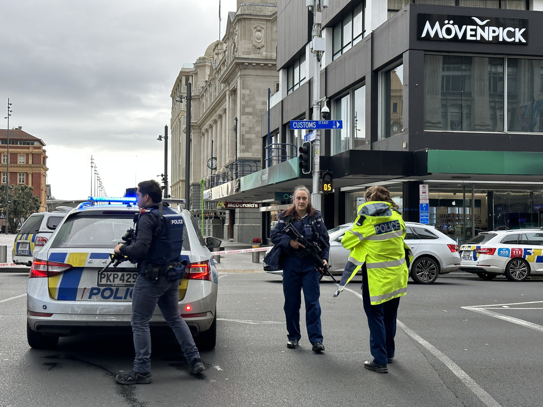 Cảnh sát canh gác trung tâm Auckland sáng 20-7 vì vụ xả súng - Ảnh: TR.N