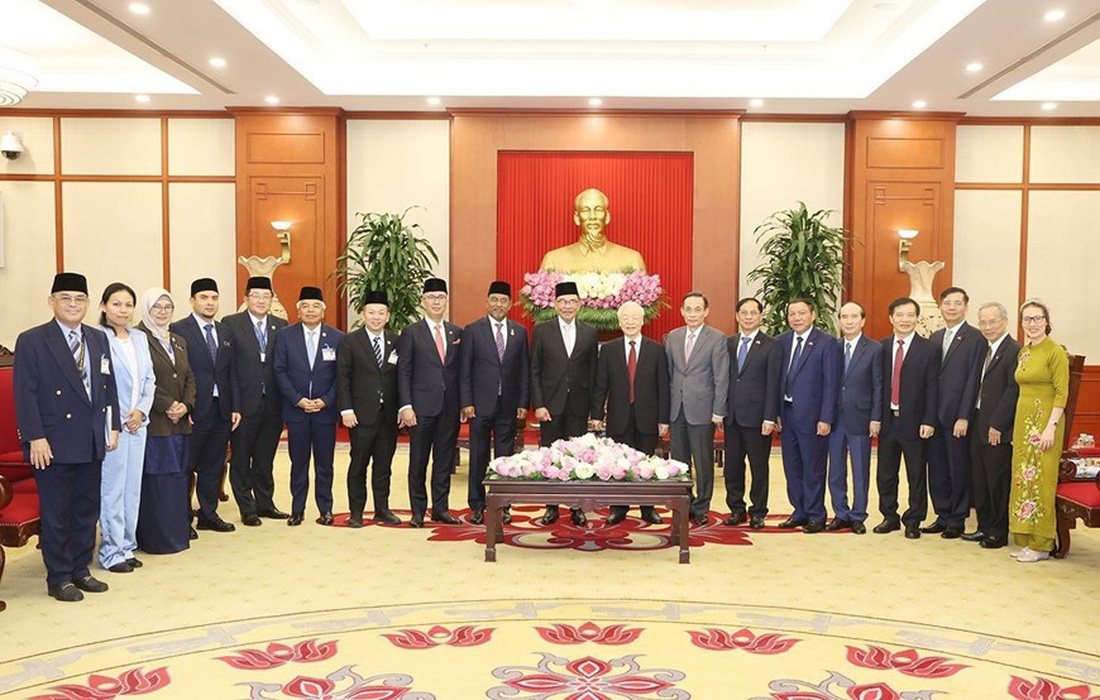 Tổng bí thư Nguyễn Phú Trọng và Thủ tướng Malaysia Anwar Ibrahim cùng đoàn đại biểu hai nước chụp ảnh tại cuộc tiếp chiều 20-7 - Ảnh: TTXVN