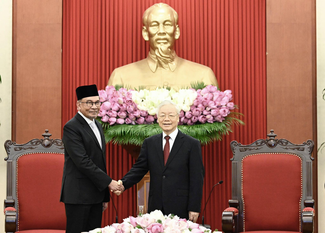 Tổng bí thư Nguyễn Phú Trọng tiếp Thủ tướng Malaysia Anwar Ibrahim - Ảnh: VIỆT TRUNG