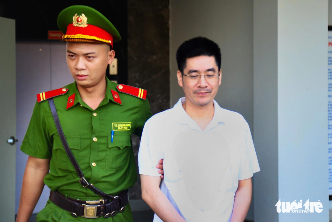 Cựu điều tra viên Hoàng Văn Hưng được dẫn giải đến phiên tòa xử vụ chuyến bay giải cứu - Ảnh: DANH TRỌNG