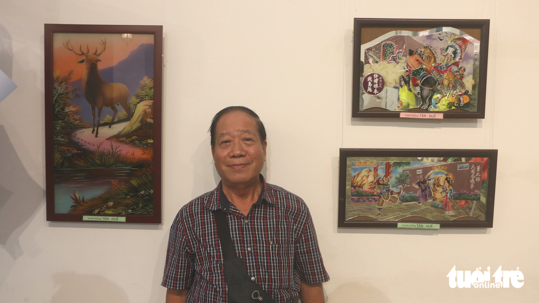 Nghệ nhân Lương Chí Bằng được nhiều người gọi là người vẽ tranh kiếng trên xe mì nổi tiếng nhất - Ảnh: THÁI THÁI