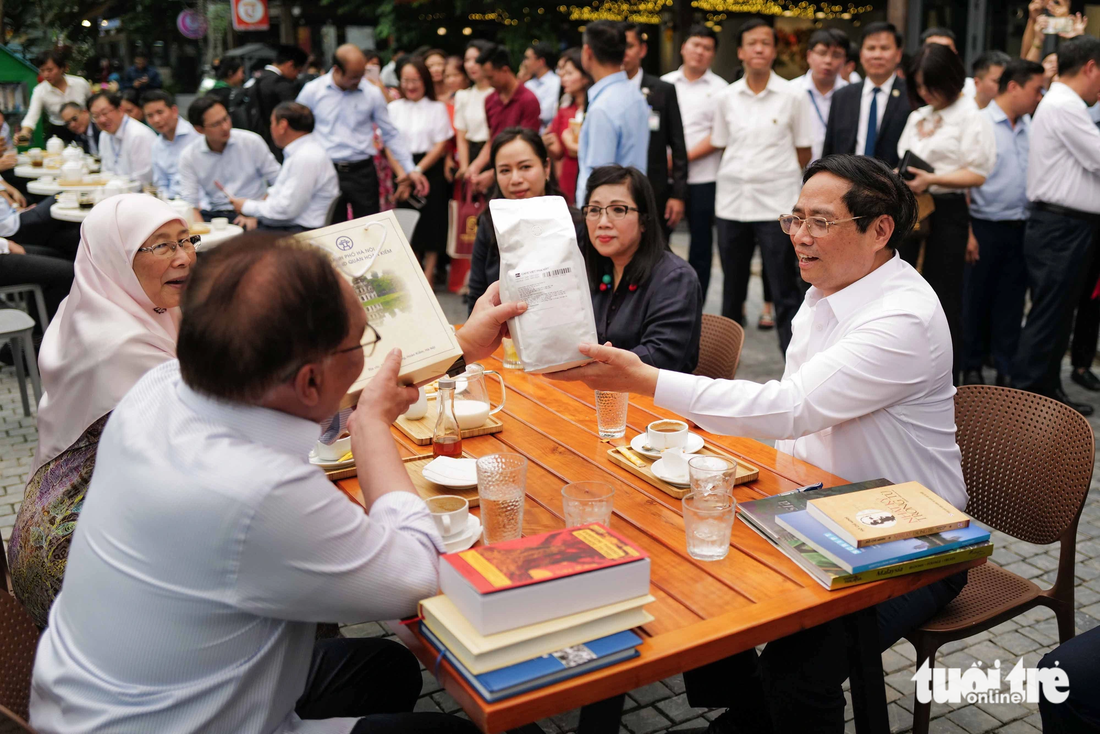 Thủ tướng Phạm Minh Chính tặng Thủ tướng Malaysia Anwar Ibrahim một túi cà phê trồng tại Việt Nam - Ảnh: NGUYỄN KHÁNH