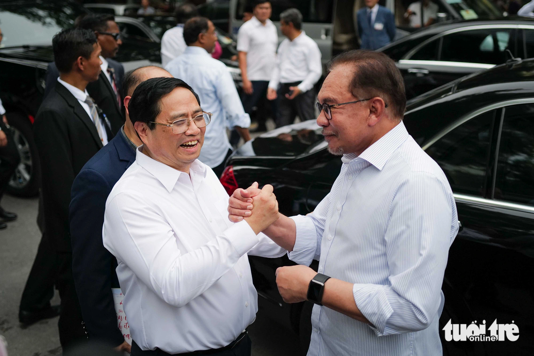 Thủ tướng Malaysia Anwar Ibrahim bắt tay cảm ơn Thủ tướng Phạm Minh Chính vì sự đón tiếp trọng thị của Việt Nam trong chuyến công tác của ông tại Hà Nội trong hai ngày qua - Ảnh: NGUYỄN KHÁNH
