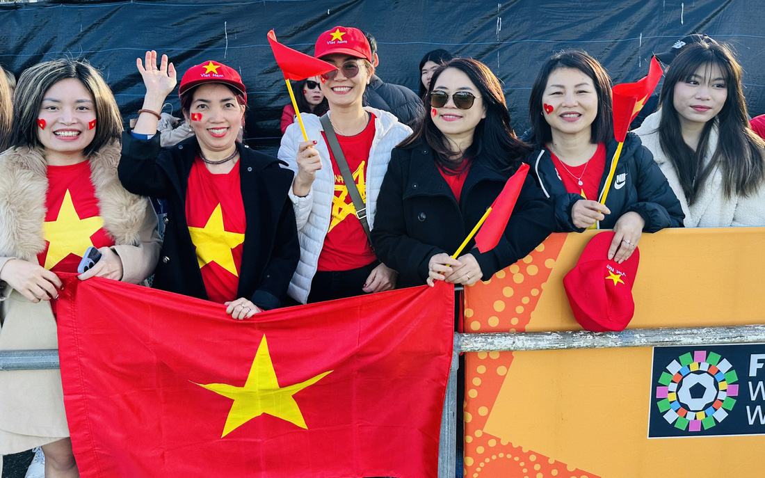 Các cổ động viên Việt Nam háo hức chờ đợi tuyển nữ Việt Nam ra sân - Ảnh: TR.N.