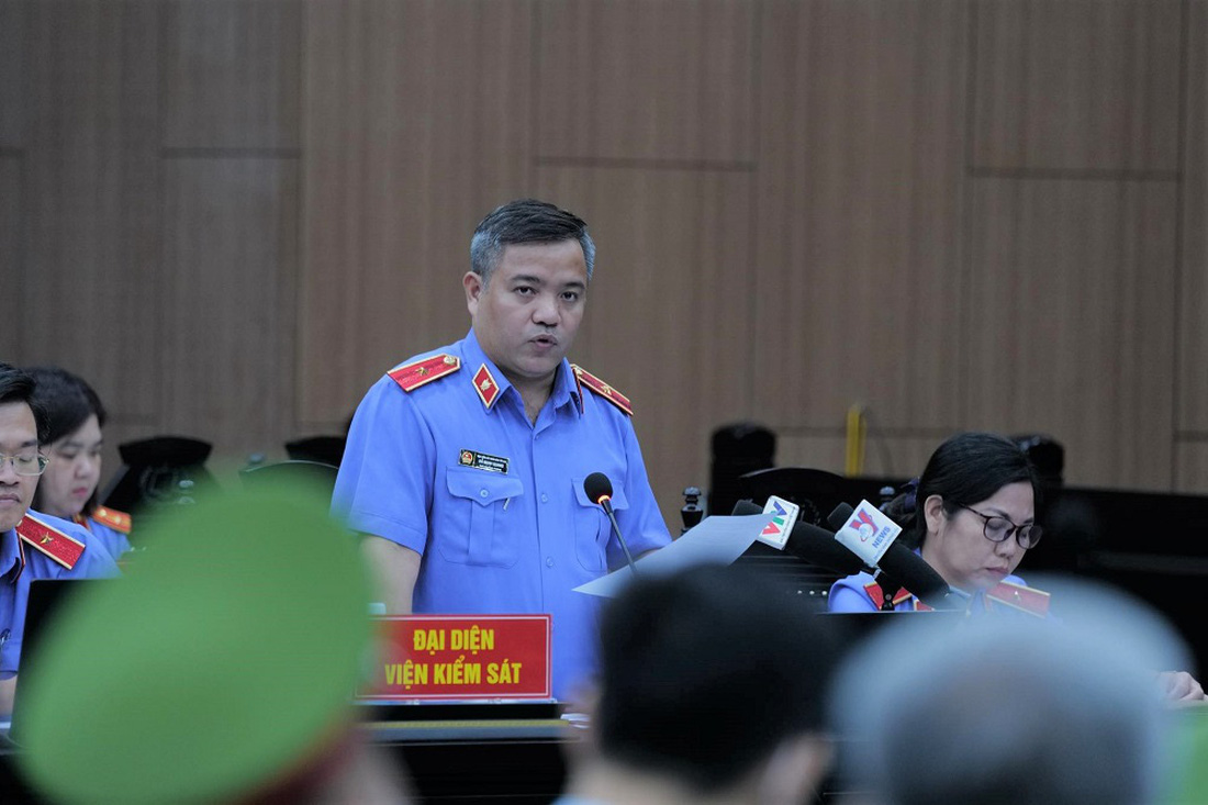 Đại diện viện kiểm sát giữ quyền công tố tại phiên tòa vụ chuyến bay giải cứu - Ảnh: NAM ANH