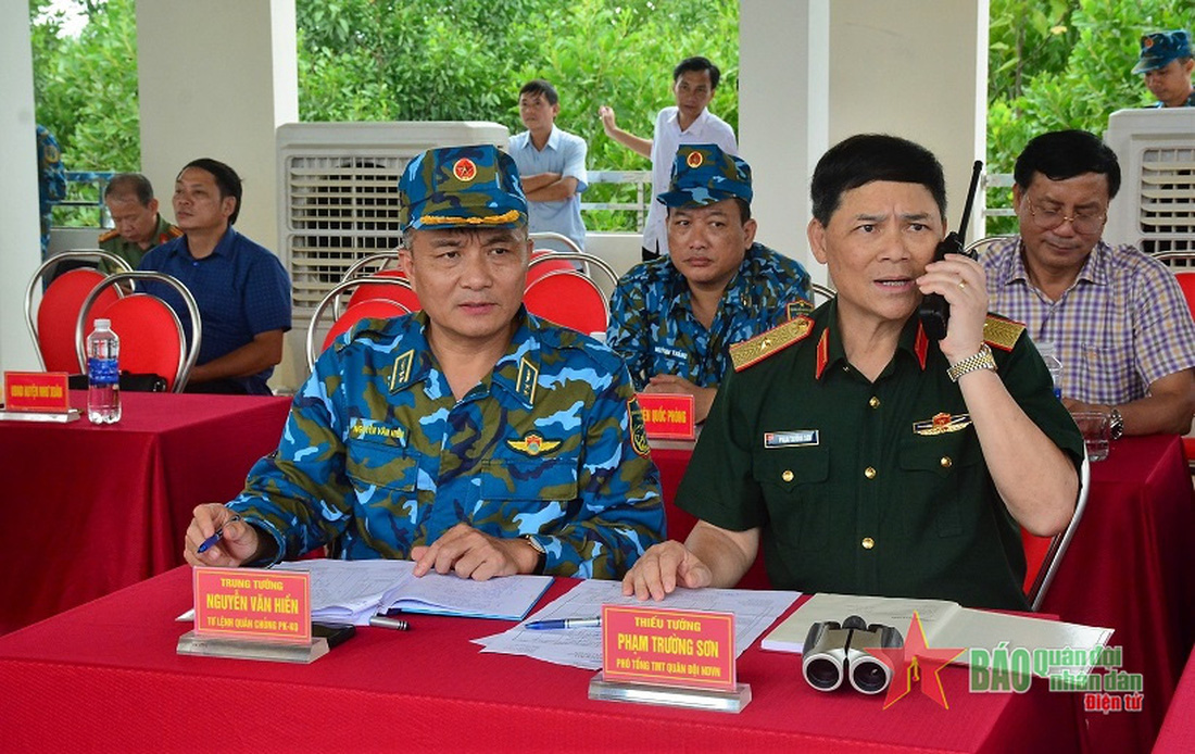Thiếu tướng Phạm Trường Sơn (phải)  trực tiếp chỉ đạo tại trường bắn