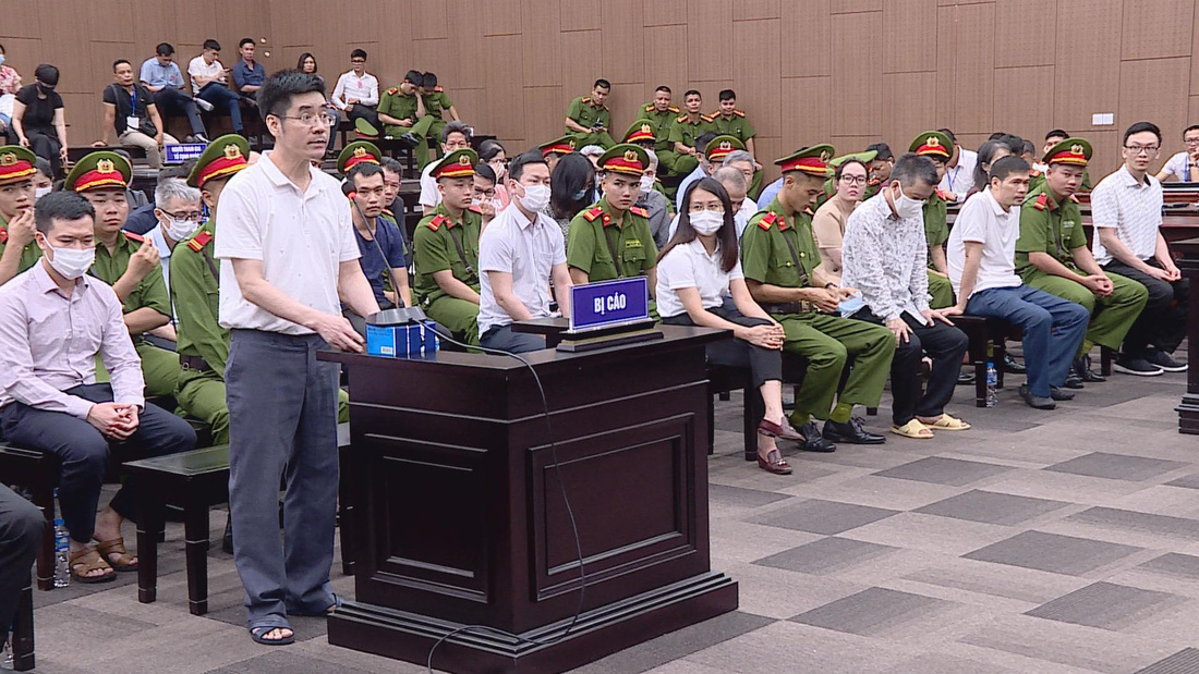 Cựu điều tra viên Hoàng Văn Hưng tại phiên tòa xử vụ chuyến bay giải cứu - Ảnh: NAM ANH