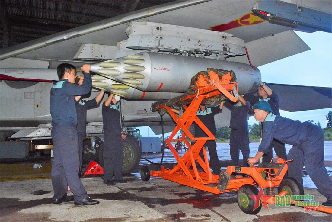 Diễn tập bắn, ném bom đạn thật của không quân Việt Nam năm 2023 - Ảnh 2.