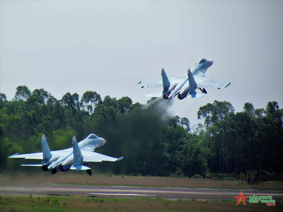 Kíp bay Su-30MK2 xuất kích