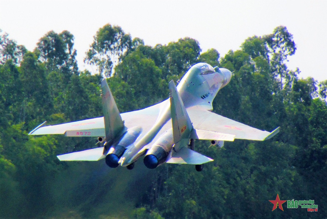 Su-30MK2 xuất kích đơn chiếc