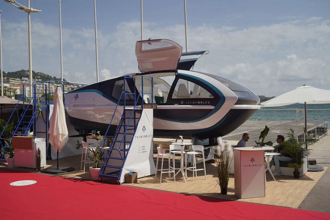 Phiên bản kích thước thật đầu tiên được trưng bày tại Liên hoan Du thuyền Cannes