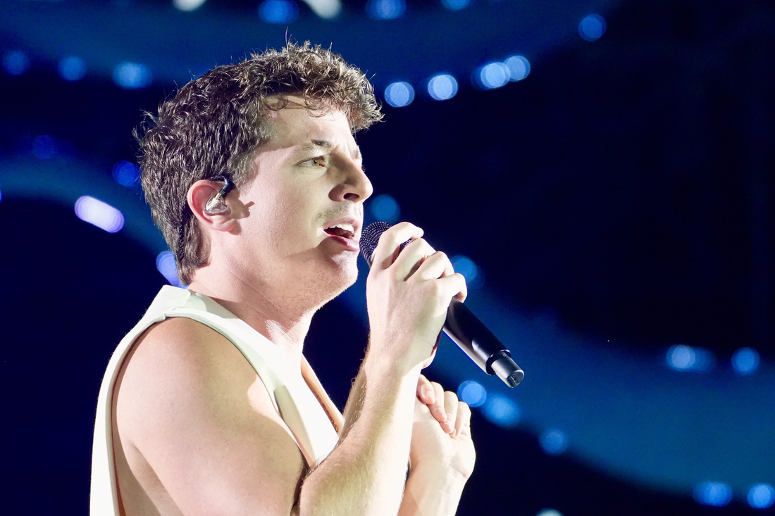 Charlie Puth hát live suốt 75 phút với chất giọng ổn định, càng về đêm càng trong và vang dài - Ảnh: HỮU HẠNH