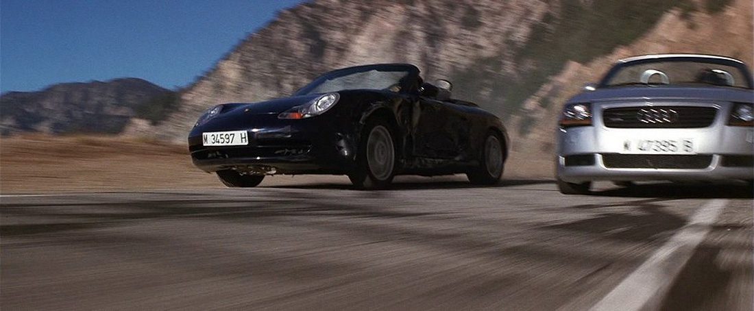 Xuất hiện trong phần phim thứ hai và giúp cho nhân vật Ethan Hunt (Tom Cruise) bám theo nữ tặc chuyên nghiệp Nyah Nordoff-Hall (Thandiwe Newton) là chiếc Posche 911 (khoảng 2,3 - 7 tỉ đồng). 911 thuộc dòng xe thể thao cao cấp được sản xuất từ năm 1963. Một số tính năng nổi trội của chiếc xe này là hộp số sàn 6 cấp, có khả năng cung cấp công suất 296 mã lực.