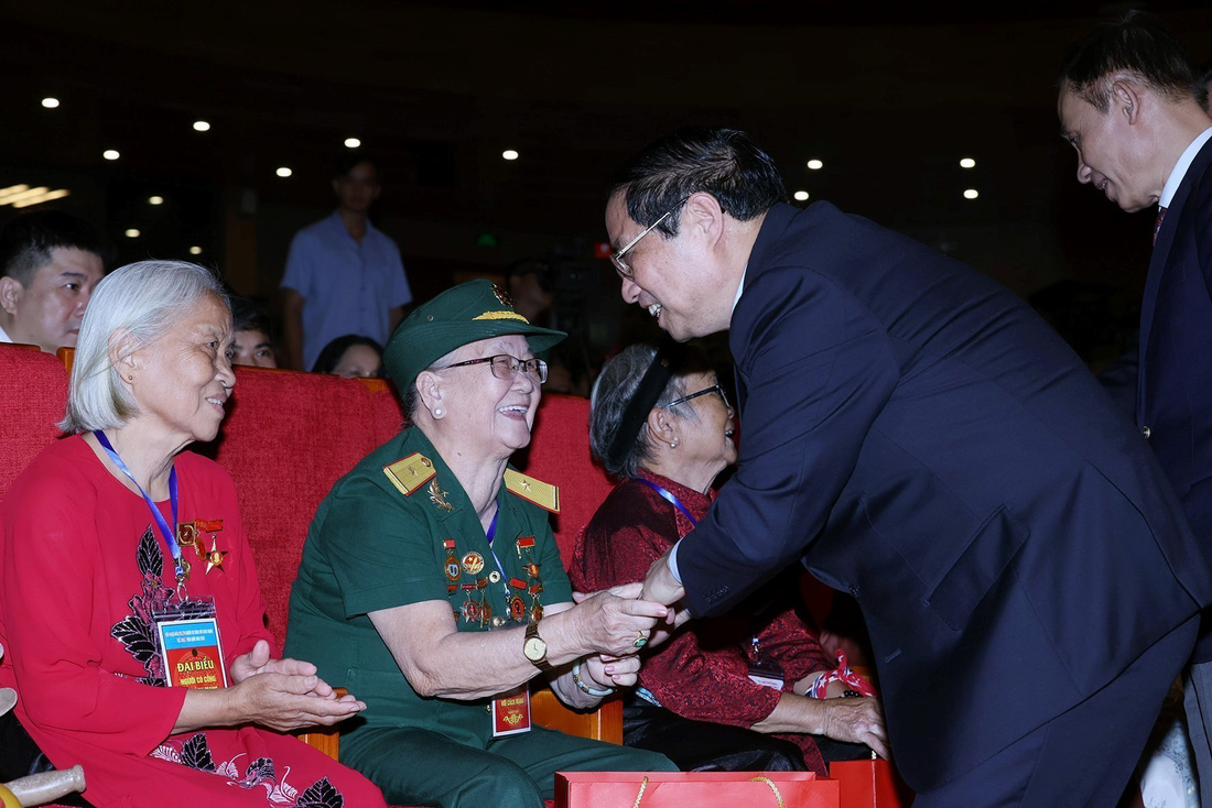 Thủ tướng Phạm Minh Chính thăm hỏi, tặng quà cho các Mẹ Việt Nam anh hùng tham dự Hội nghị biểu dương người có công với cách mạng tiêu biểu toàn quốc năm 2023.