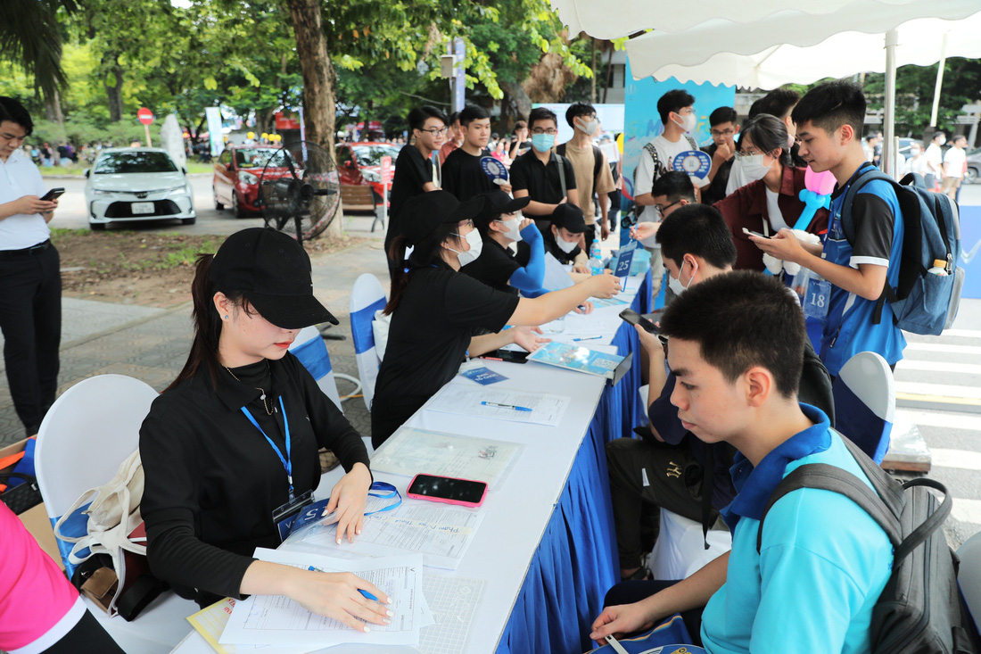 Tại Hà Nội, đông đảo học sinh đăng ký tư vấn, nhiều phụ huynh và học sinh mua ngay xe máy điện tại ngày hội - Ảnh: DANH KHANG