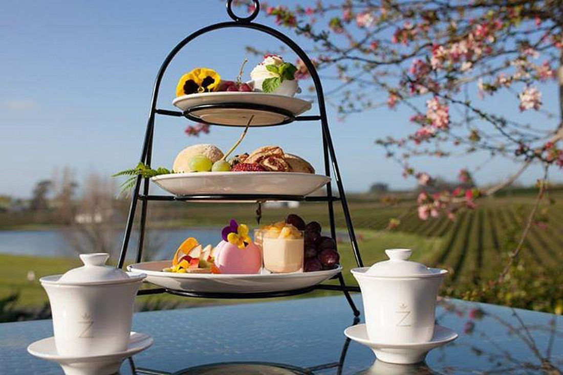 Sang trọng và thanh tao với những tách trà, bánh được thưởng thức ngay tại Zealong Tea Estate - Ảnh: waikatonewzealand