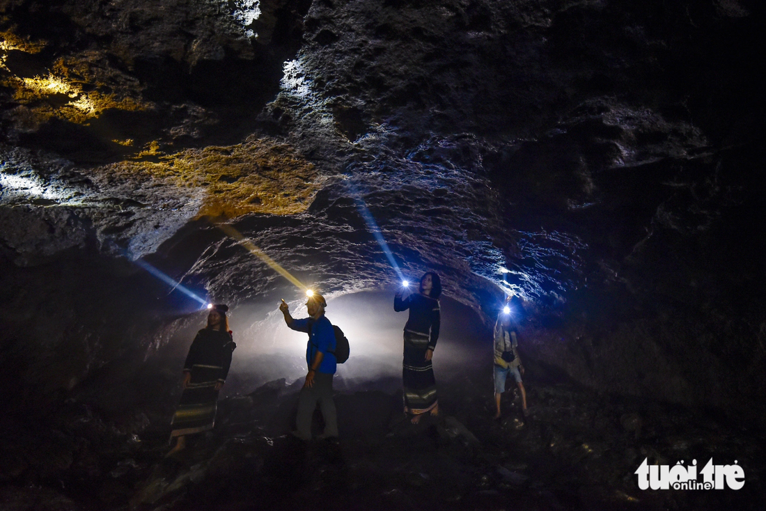 Người dân Krông Nô khám phá các hang động nằm sâu trong lòng đất với nhiều mảng nham thạch sắc màu